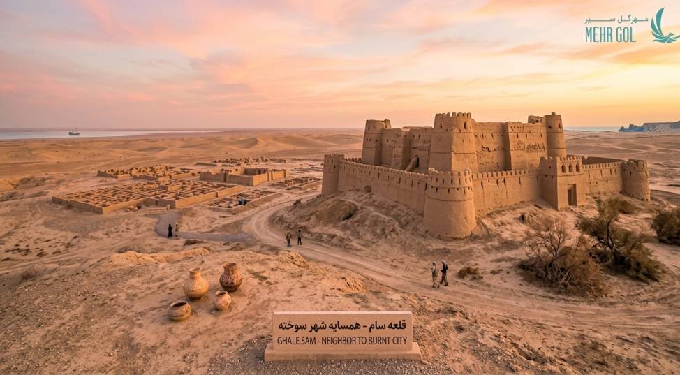 قلعه سام در سیستان با معماری خشتی در زمان غروب خورشید.
