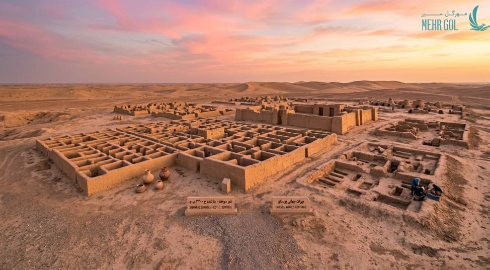 نمای هوایی از شهر باستانی خشتی در بیابان، با کوزه&zwnj;های سفالی در جلو و لوگوی شرکت مسافرتی در بالا.