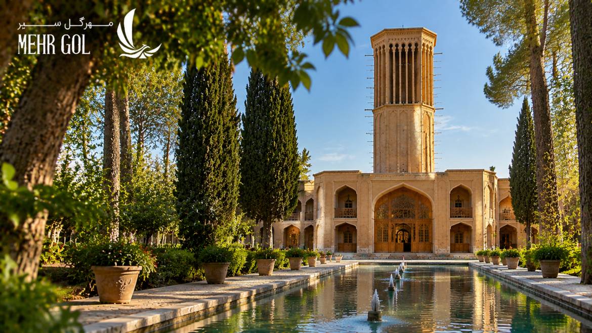 باغ دولت آباد یزد و بادگیر عمارت هشتی در میان فضای سبز