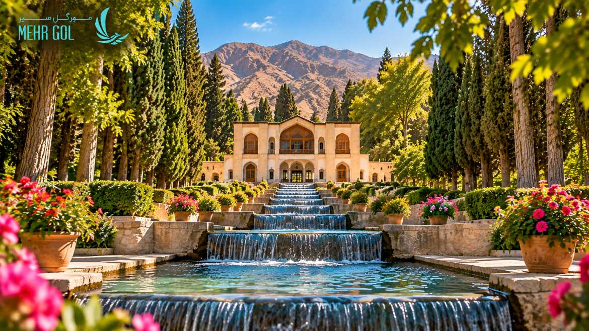 معماری باغ شاهزاده ماهان کرمان با حوضها و آبشارهای پلکانی، عمارت تاریخی قاجاری، ردیف درختان بلند و سیستم آبرسانی سنتی باغ