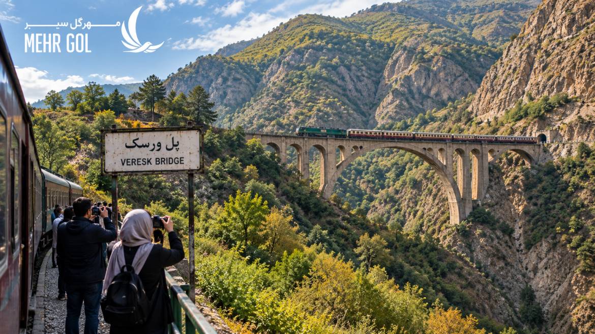 توقف گردشگران برای تماشای پل ورسک در مسیر تور قطار شیرگاه و عکاسی از پل تاریخی