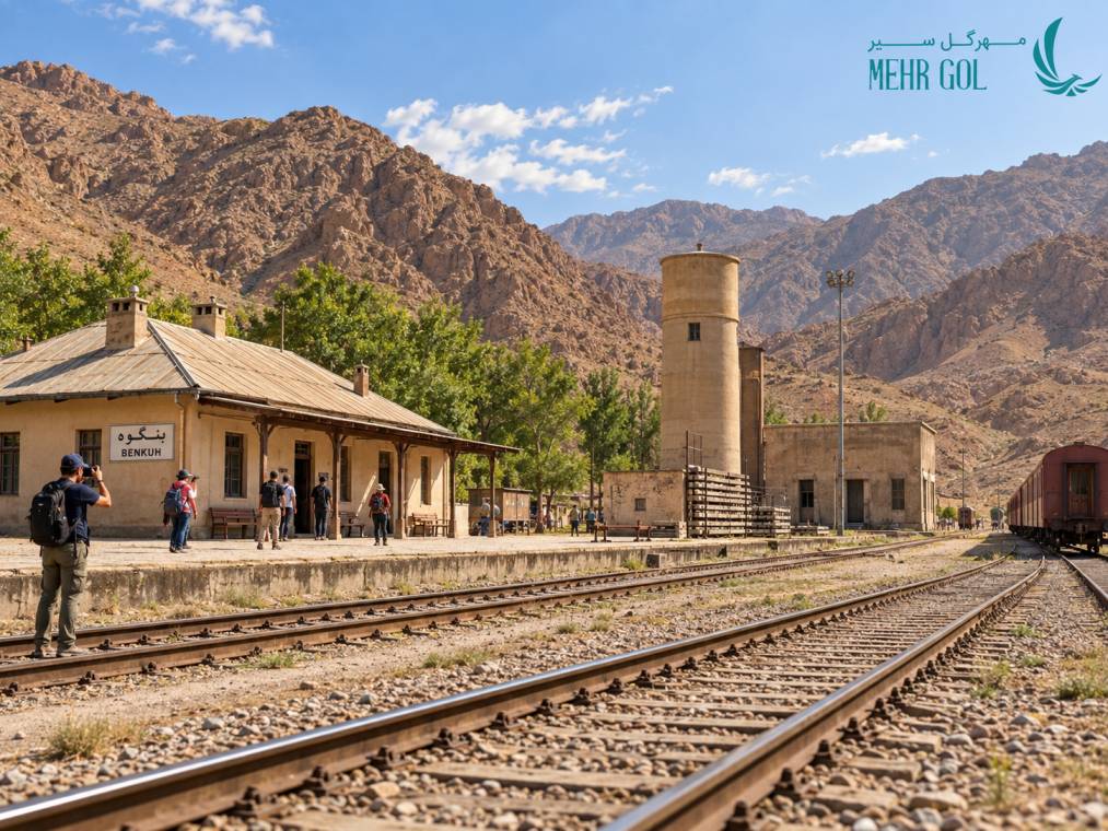 ایستگاه تاریخی بنکوه در مسیر راهآهن شمال با ریلهای قدیمی، ساختمان ایستگاه و چشمانداز کوهستانی.