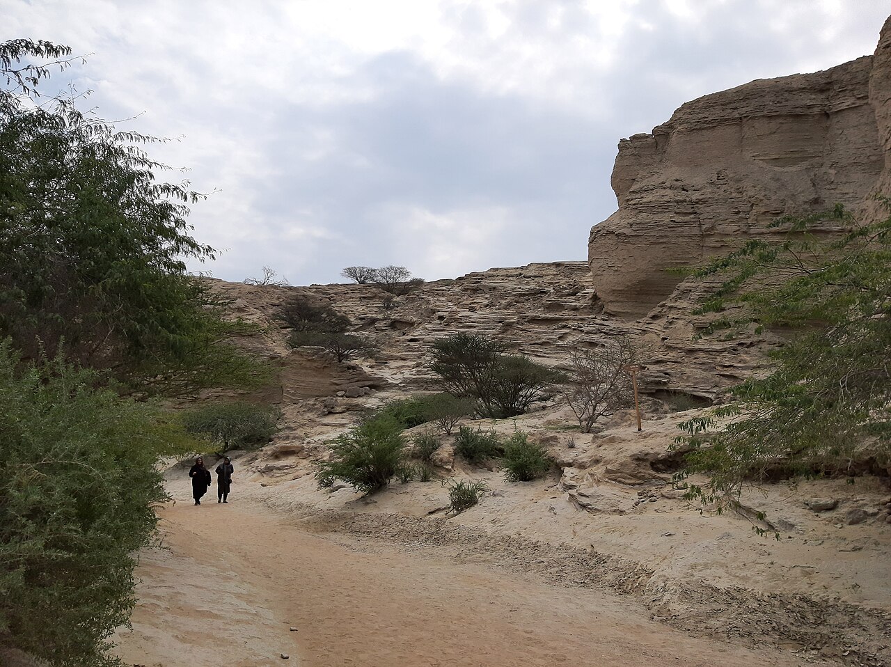 مسیر ورودی تنگه چاهکوه قشم و دیوارههای سنگی نزدیک روستای چاهو شرقی