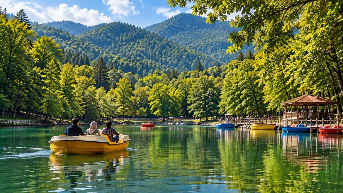 قایقسواری گردشگران در دریاچه شورمست سوادکوه میان جنگلهای سرسبز