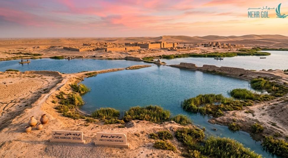 دریاچه هامون در سیستان با تالاب&zwnj;های آبی و پوشش گیاهی نی، در کنار ویرانه&zwnj;های باستانی خشتی شهر سوخته در غروب آفتاب.