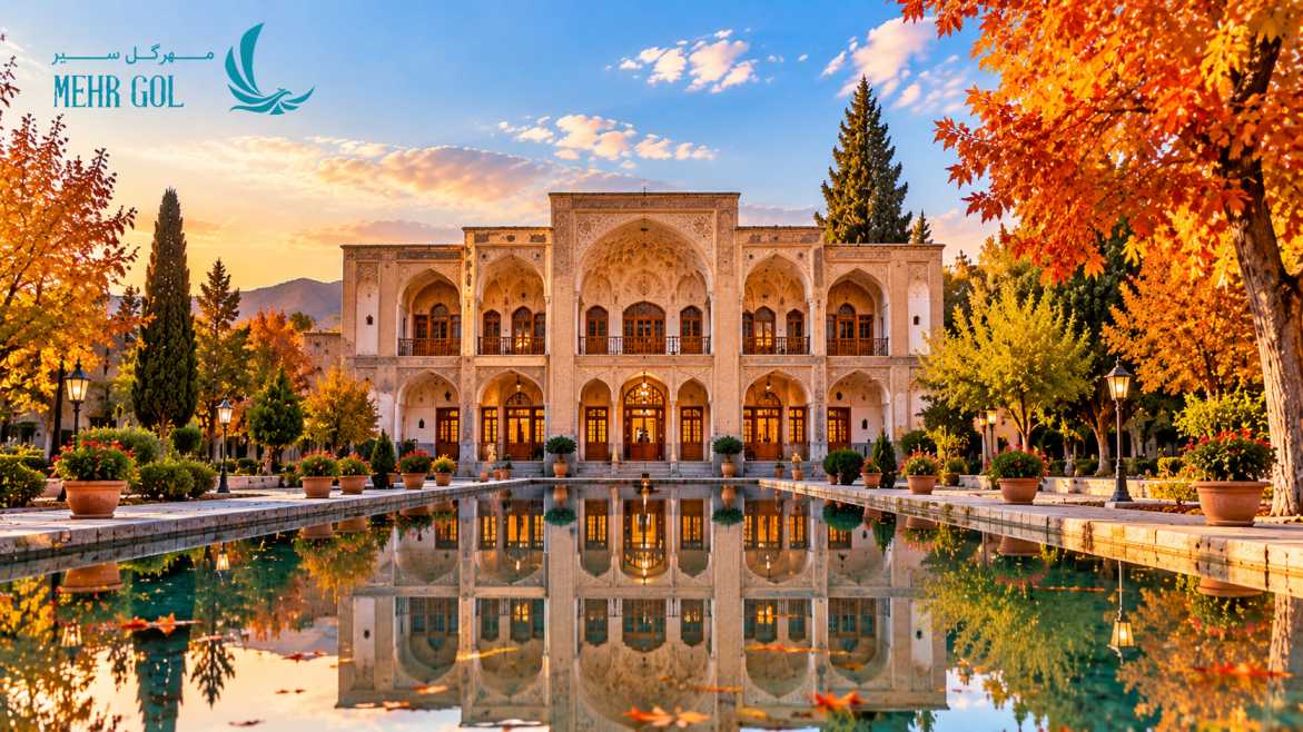 باغ فتحآباد کرمان در پاییز با عمارت تاریخی و انعکاس آن در حوض باغ